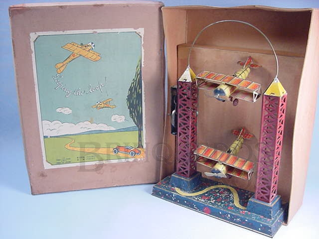 Brinquedo antigo Par de Torres com dois Aviões biplanos Looping The Loop Produzido nos Japão por fabricante não identificado em lata litografada com 35,00 cm de altura e escala aproximada 1:160 Década de 1920