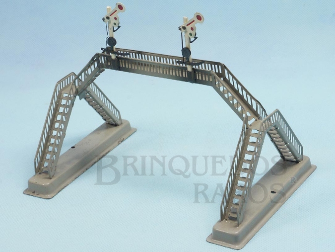 Brinquedo antigo Passarela com dois Sinaleiros 15,00 cm de altura vão livre para 3 trilhos Ano 1953 a 1954