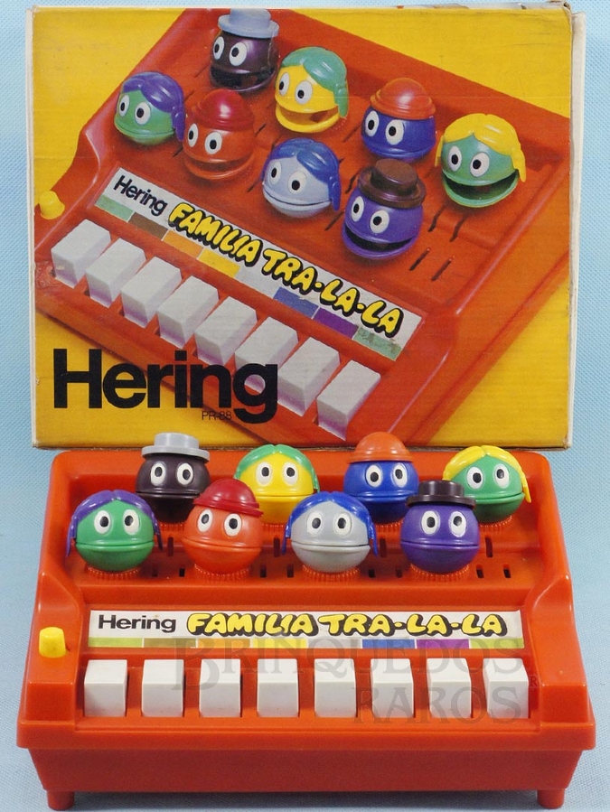 Brinquedo antigo Piano Família Tra-La-La toca as notas musicais enquanto os bonecos cantam Década de 1980 Brinquedo antigo Piano Família Tra-La-La toca as notas musicais enquanto os bonecos cantam Década de 1980