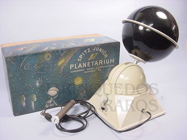 Brinquedo antigo Planetário Spitz Junior Planetarium fabricado pela Harmonic Reed Co. nos Estados Unidos em plástico rígido Apresenta motor elétrico 127 Corrente Alternada Década de 1950 
