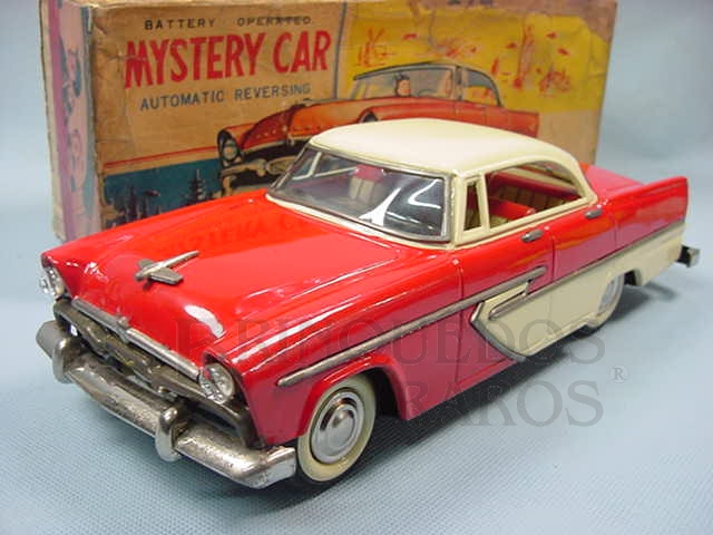 Brinquedo antigo Plymouth 1956 com 30,00 cm de comprimento Fabricado pela Alps Japão em lata Apresenta motor à pilha e faróis que acendem Final da Década de 1950