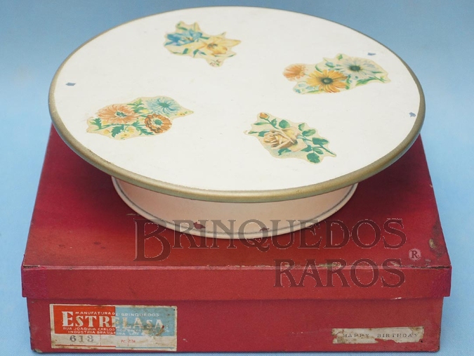Brinquedo antigo Prato porta-bolo com 28,00 cm de diâmetro 
Movimento giratório ao som da melodia Happy Birthday 
Mecanismo Thorrens de corda Ano 1953