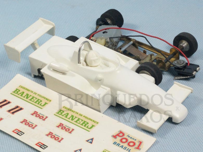 Brinquedo antigo Ralt Toyota RT/4 Formula 3 Série Ayrton Senna Chassi diagonal com pêndulo 100% original Acompanha Decais Originais Ano 1984