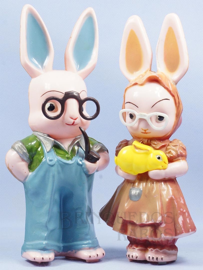 Brinquedo antigo Senhor e Senhora Coelho Casal de Coelhos com 29,00 cm de altura Década de 1960