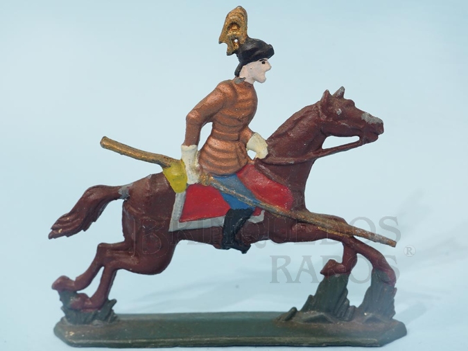 Brinquedo antigo Soldado a cavalo com armadura e lança com 6,00 cm de altura Semi - Flat forma Schneider