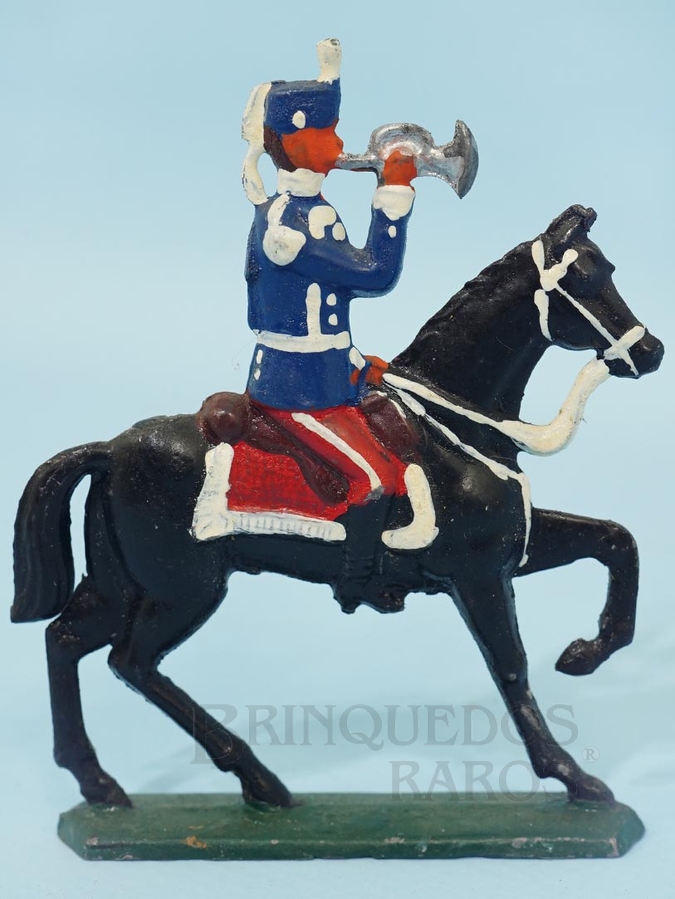 Brinquedo antigo Soldado a cavalo tocando clarim com 7,5 cm de altura Uniforme azul e vermelho Semi-Flat forma Schneider