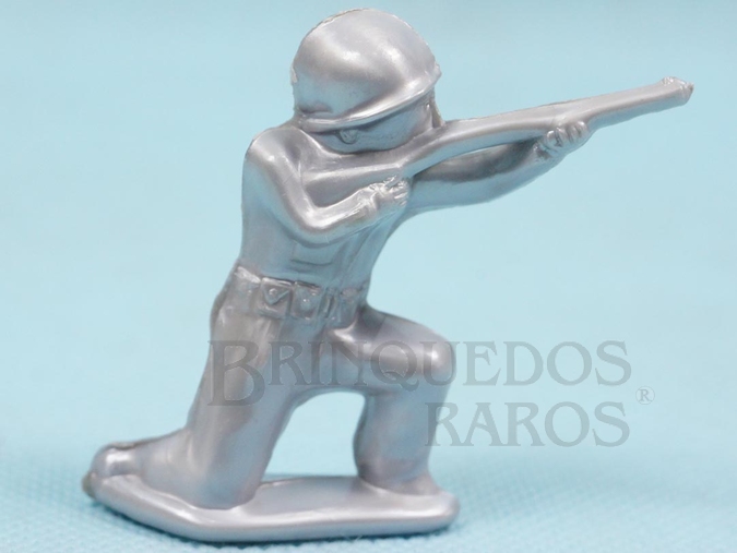 Brinquedo antigo Soldado ajoelhado atirando com Fuzil 5,50 cm de altura Plástico alumínio Década de 1960