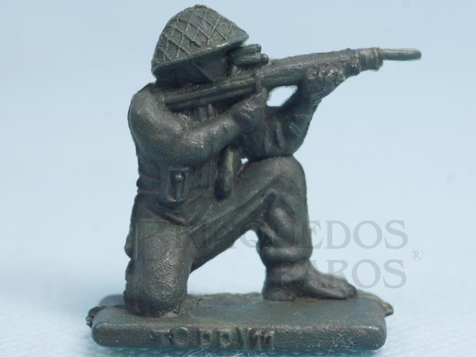 Brinquedo antigo Soldado ajoelhado atirando com fuzil Brinde Toddy numerado 11 Década de 1960