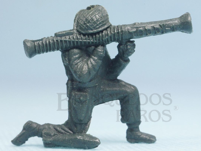 Brinquedo antigo Soldado ajoelhado com Bazooka Brinde Toddy numerado 1 Década de 1960