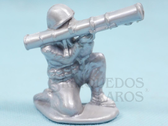 Brinquedo antigo Soldado ajoelhado com Bazuca 6,00 cm de altura Plástico alumínio Década de 1960