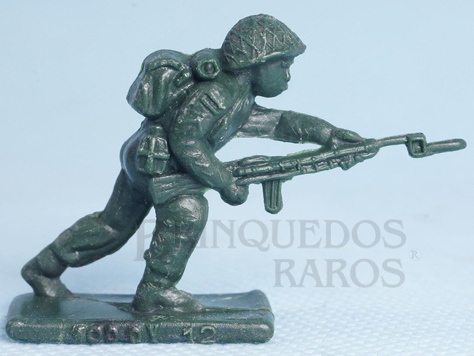 Brinquedo antigo Soldado Toddy avançando com fuzil Numerado 12
