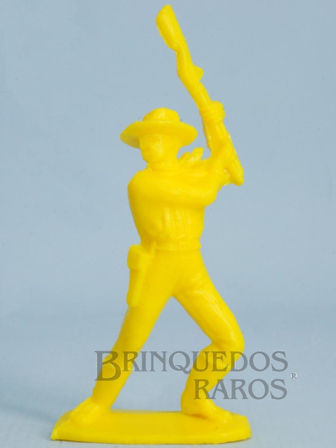Brinquedo antigo Soldado da Sétima Cavalaria de pé lutando com rifle Plástico amarelo Década de 1980