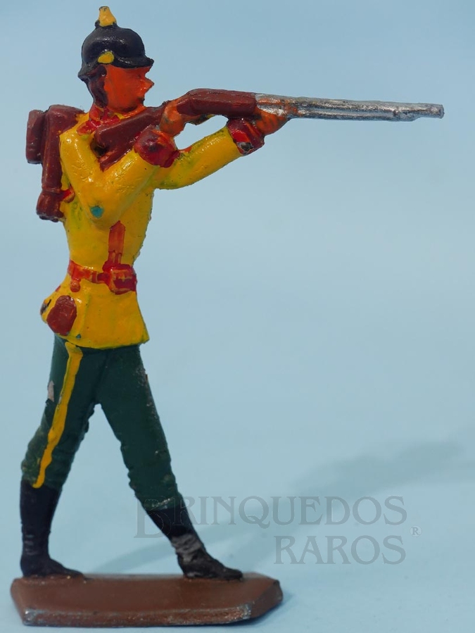Brinquedo antigo Soldado de pé atirando com Fuzil 6,5 cm de altura Uniforme amarelo e verde Semi-Flat forma Schneider