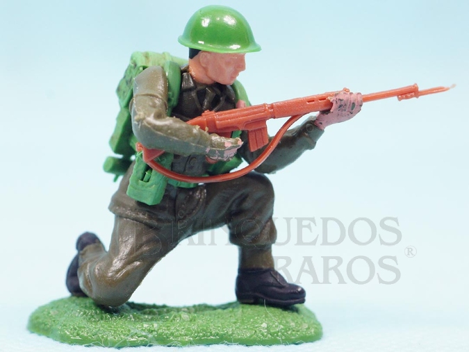 Brinquedo antigo Soldado do Exército Inglês ajoelhado atirando com fuzil Série Swoppet Década de 1960