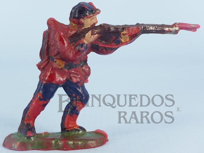 Brinquedo antigo Soldado do Exército Paraguaio atirando com fuzil Batalha do Tuiutí de plástico vermelho Década de 1960