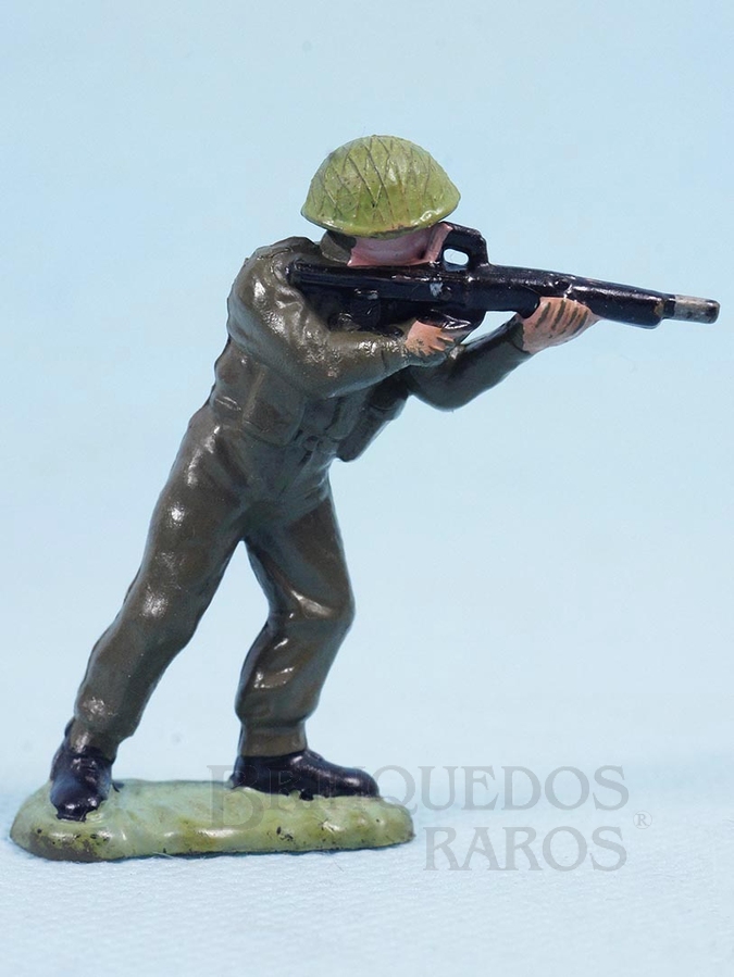 Brinquedo antigo Soldado inglês atirando com fuzil Década de 1960