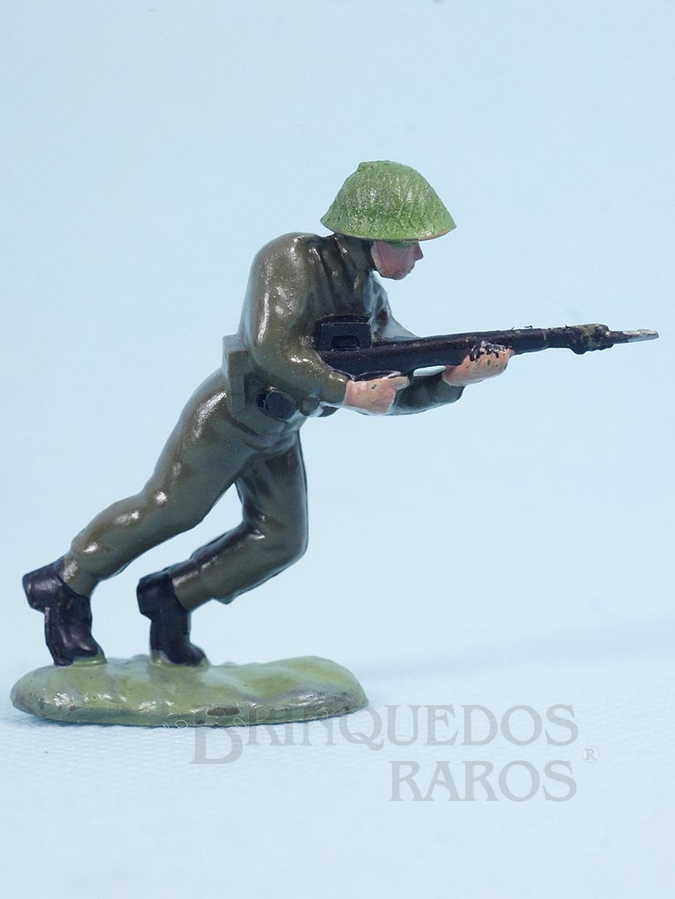 Brinquedo antigo Soldado inglês avançando com fuzil Década de 1960