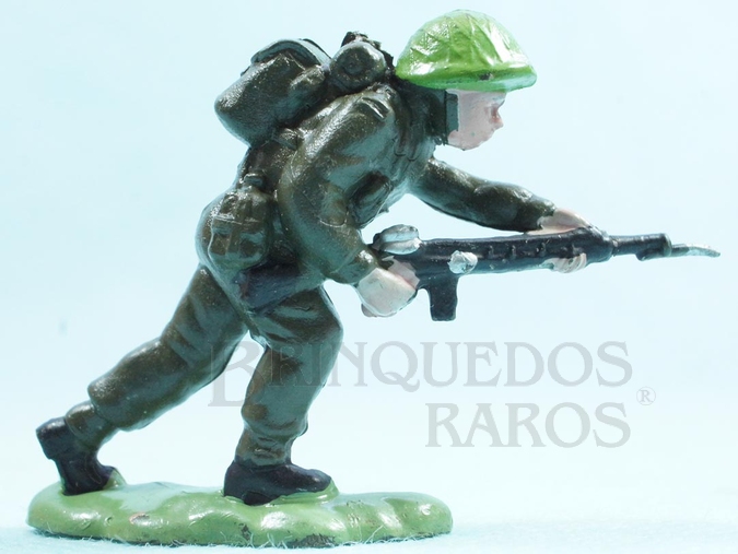 Brinquedo antigo Soldado inglês avançando com Fuzil fabricado pela Britains Figura matriz do Soldado Toddy número 12