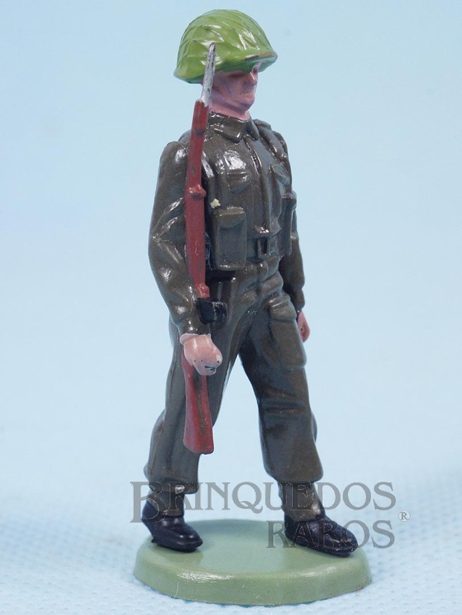 Brinquedo antigo Soldado inglês marchando com fuzil Década de 1960