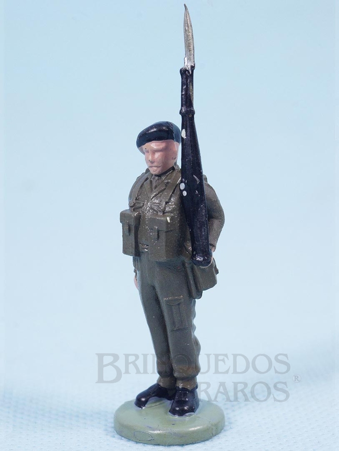 Brinquedo antigo Soldado inglês montando guarda com fuzil Década de 1960