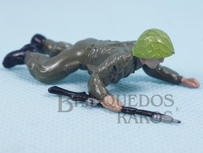 Brinquedo antigo Soldado inglês rastejando com fuzil Década de 1960