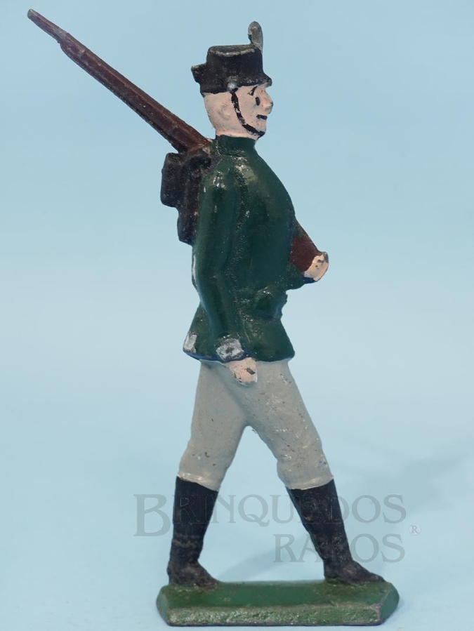 Brinquedo antigo Soldado marchando com Fuzil 7,5 cm de altura Uniforme verde e cinza Semi-Flat forma Schneider
