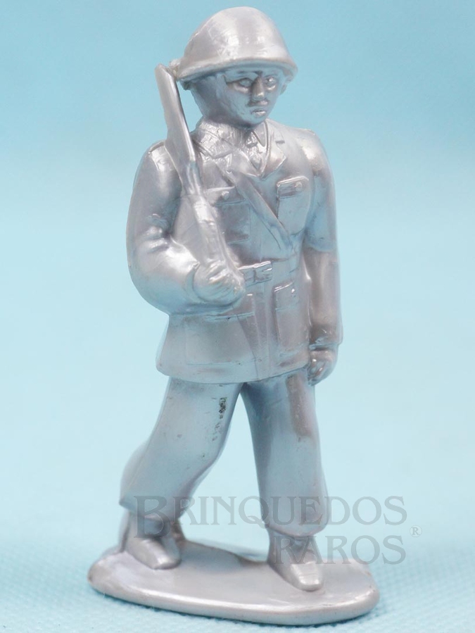 Brinquedo antigo Soldado marchando com Fuzil 8,00 cm de altura Plástico alumínio Década de 1960