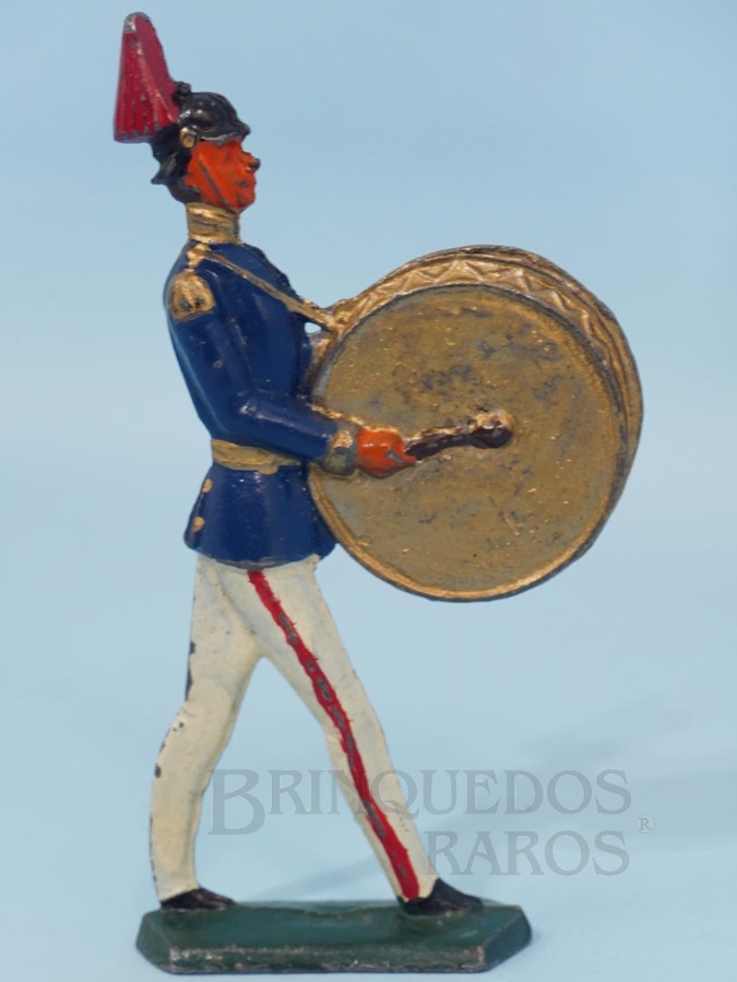 Brinquedo antigo Soldado marchando tocando Bumbo 7,5 cm de altura Uniforme azul e branco Semi-Flat forma Schneider