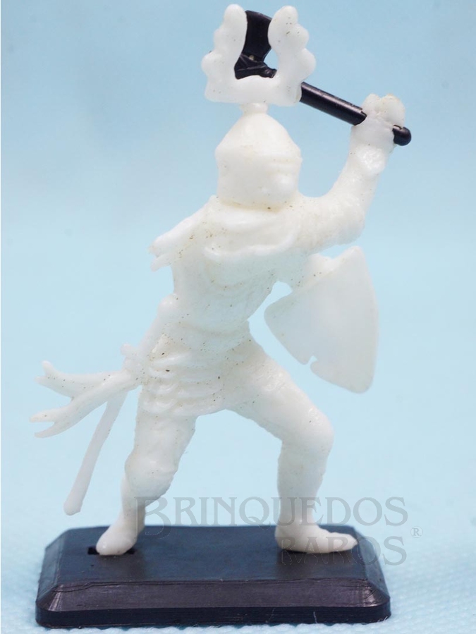 Brinquedo antigo Guerreiro medieval com Machado e Escudo Cópia Britains Série Rei Arthur Década de 1970