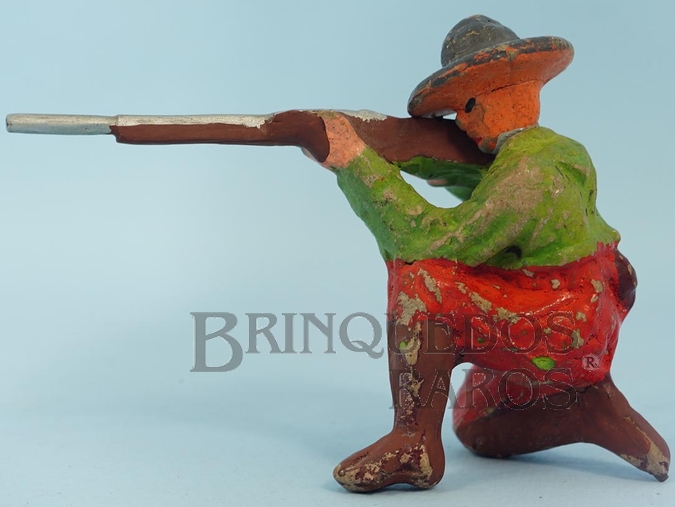 Brinquedo antigo Soldado Mexicano ajoelhado atirando com fuzil Década de 1950