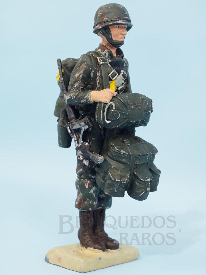 Brinquedo antigo Soldado Paraquedista do Exército Brasileiro com 14,0 cm de altura Década de 1990