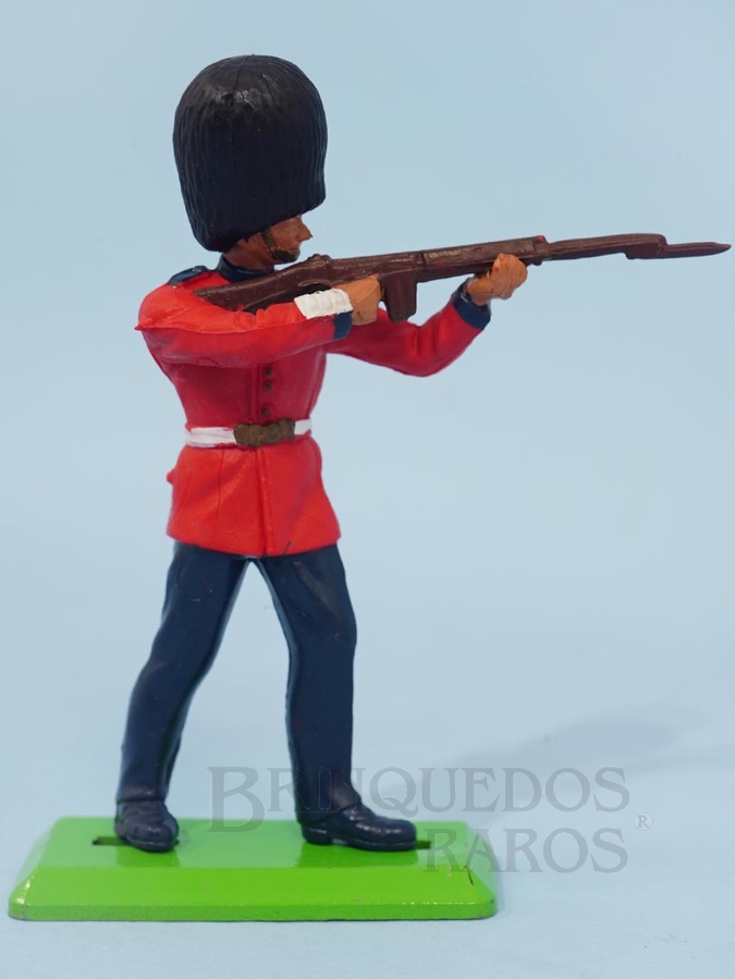 Brinquedo antigo Soldado Scots Guard de pé atirando com Fuzil Série Deetail Década de 1970
