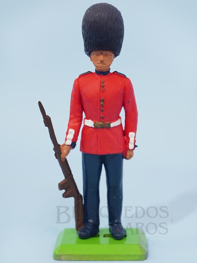 Brinquedo antigo Soldado Scots Guard de pé montando guarda com Fuzil Série Deetail Década de 1970