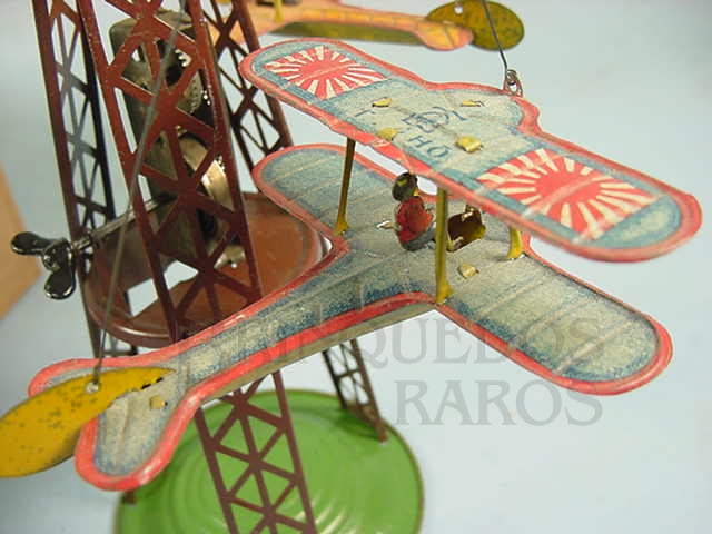 Brinquedo antigo Torre com Avião biplano 7,00 cm de envergadura com a Bandeira da Marinha Imperial Japonesa Fabricado pela Toyodo Japão em lata Movimento por motor a corda Final da década de 1920