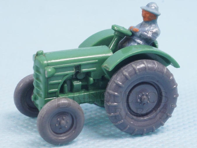 Brinquedo antigo Trator agrícola Massey Ferguson com tratorista de plástico marmorizado Década de 1960