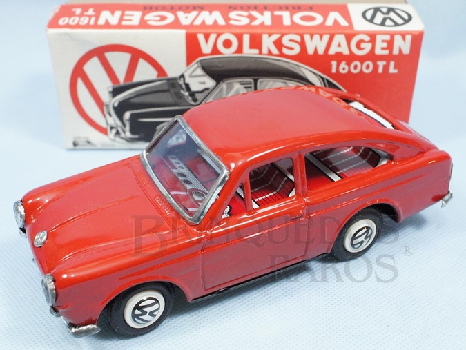 Brinquedo antigo Volkswagen 1600 TL com 18,00 cm de comprimento vermelho Década de 1970