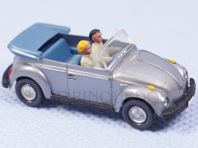 Brinquedo antigo Volkswagen Sedan 1300 conversível com duas figuras Década de 1980